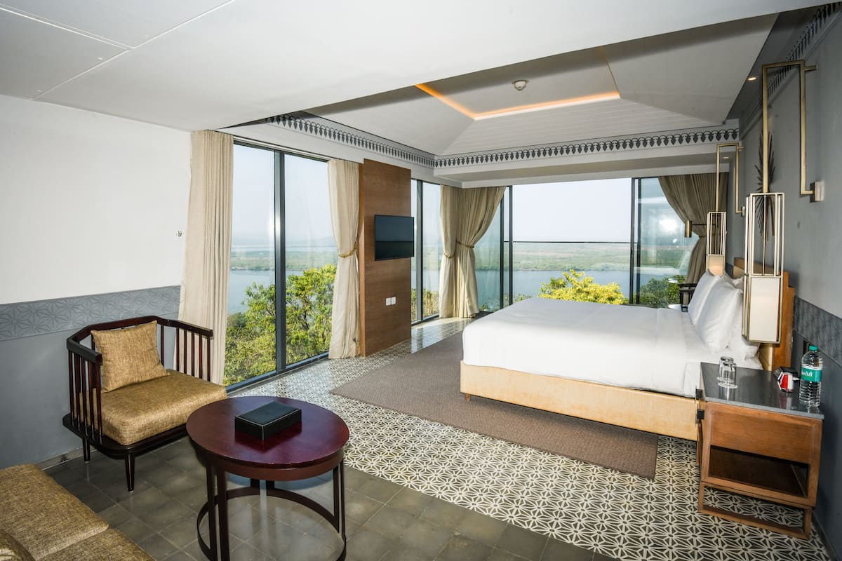 1 bedroom, premium bedding, minibar, in-room safe