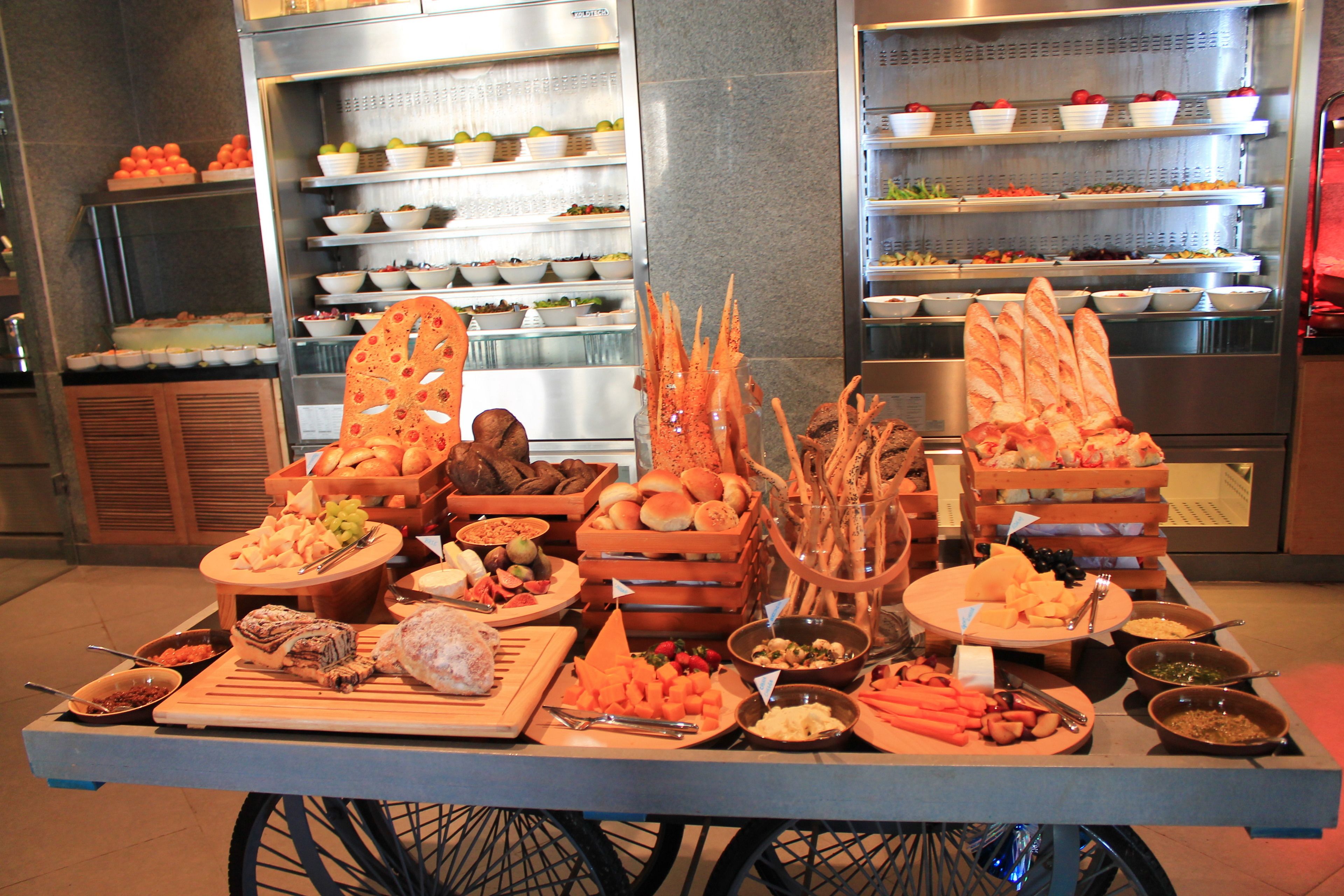 Una mesa de buffet con diversos alimentos y una exhibición de pan.