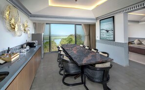 Suite Premium, vue fleuve | Salle à manger