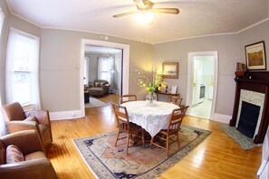 Townhouse, 3 soverom | Spiseområde på rommet