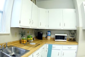 Townhome, 3 Bedrooms | Private kitchen | Full-size fridge, microwave, oven, coffee/tea maker - Titletown BNB (Green Bay)