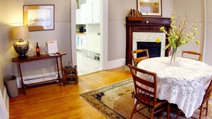 Stadtwohnung, 3 Schlafzimmer | Essbereich im Zimmer