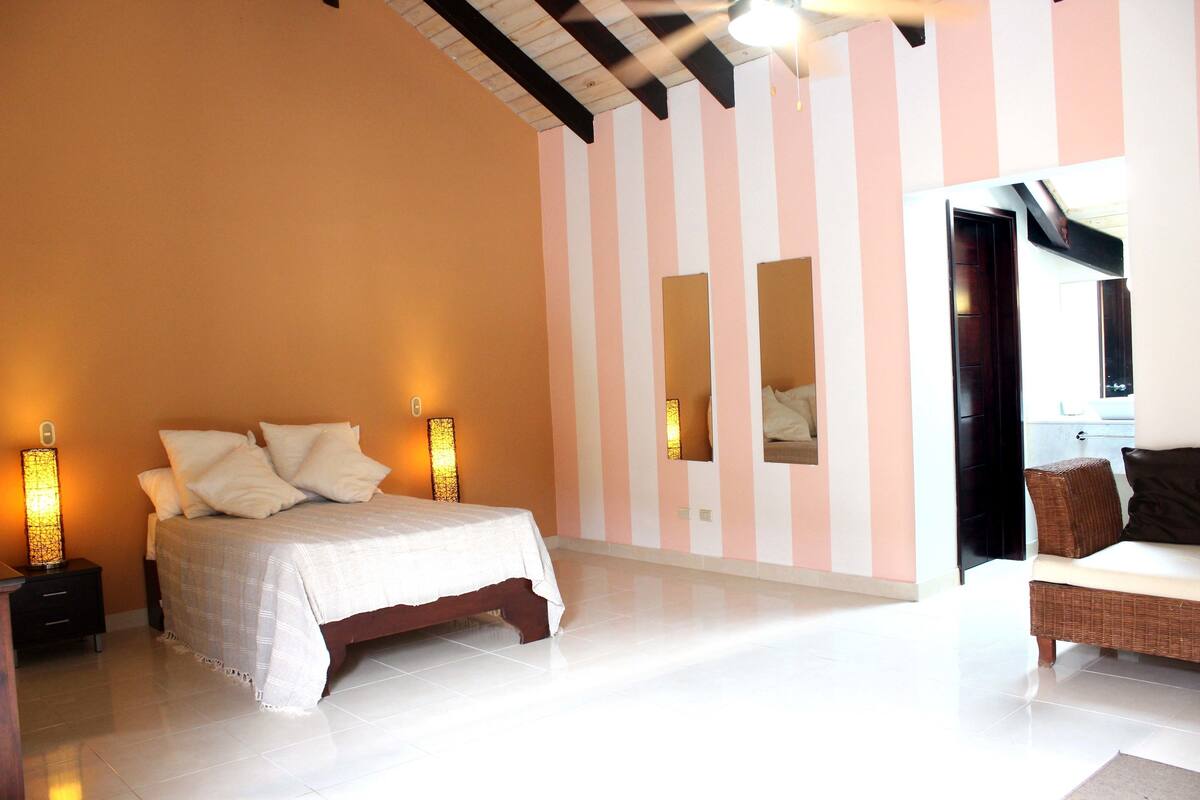 Aparment 2 Bedroom and Studio | Escritorio, tabla de planchar con plancha, wifi gratis