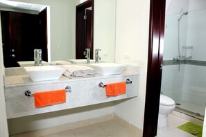 Apartamento, 2 habitaciones, vistas al campo de golf, en la zona del jardín | Baño | Bañera de hidromasaje, artículos de higiene personal gratuitos y toallas