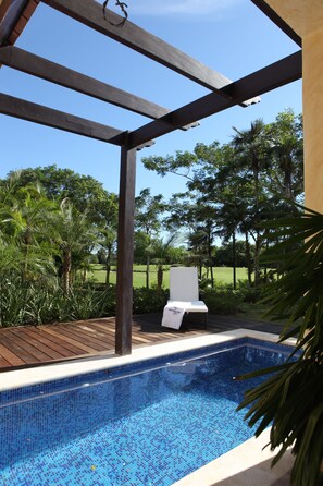 Una piscina al aire libre, tumbonas