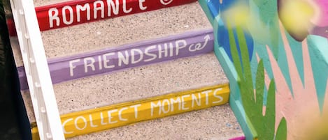 Een kleurrijke set trappen met inspirerende woorden zoals ‘RESPECT’, ‘HAPPINESS’ en ‘LIFE’ er op geschreven.
