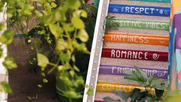 Una escalera con peldaños de colores, identificados con frases positivas como “WE ARE ONE” y “HAPPINESS”.
