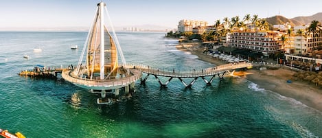 Playa en los alrededores y toallas de playa
