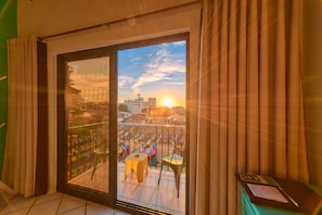 Minibar, coffres-forts dans les chambres, bureau, rideaux occultants