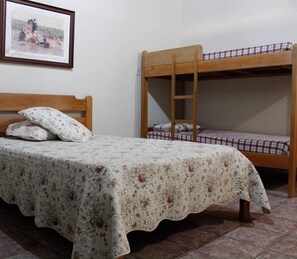 A room with a single bed, a bunk bed, and a framed picture on the wall. - Hotel Fazenda Rio Formoso (Bonito)