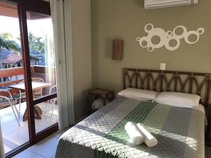 Double Room, Balcony (Com Café da Manhã) | Minibar, blackout drapes, free WiFi, bed sheets - Pousada Vivenda da Barra (Torres)