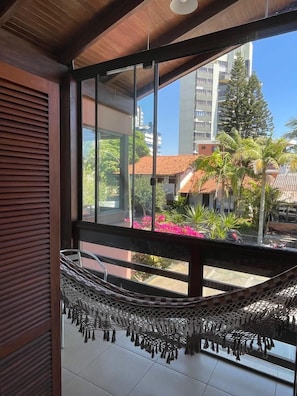 Quadruple Room, Balcony | Living area | TV - Pousada Vivenda da Barra (Torres)