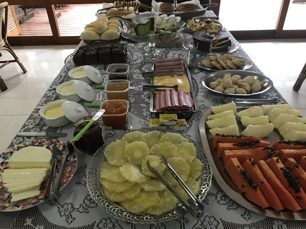 En buffet med forskellige retter, herunder kød, oste og frugt.