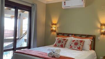 Quarto casal, sacada (Com Café da Manhã) | Frigobar, cortinas blackout, Wi-Fi de cortesia, roupa de cama