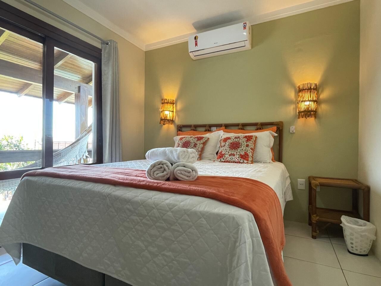 Triple Room, Balcony (Com Café da Manhã) | Minibar, blackout curtains, free WiFi, bed sheets