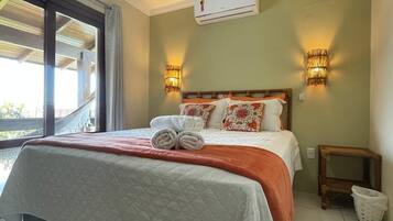 Triple Room, Balcony (Com Café da Manhã) | Minibar, blackout curtains, free WiFi, bed sheets