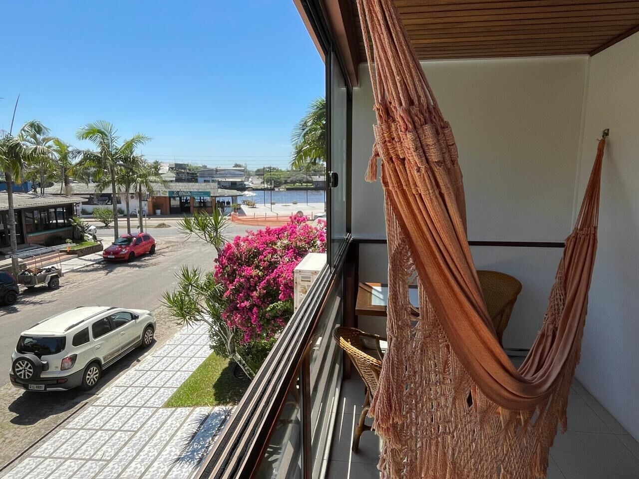 Quarto casal, sacada (Com Café da Manhã) | Frigobar, cortinas blackout, Wi-Fi de cortesia, roupa de cama