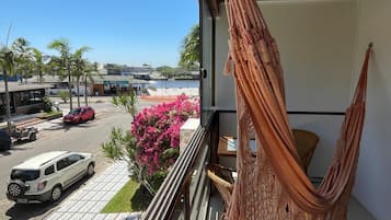 Quarto casal, sacada (Com Café da Manhã) | Frigobar, cortinas blackout, Wi-Fi de cortesia, roupa de cama