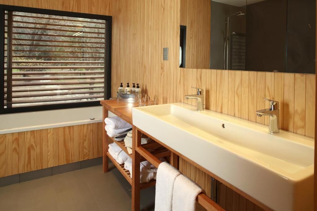 premium suite, park view | bathroom | free toiletries, hair dryer, bathrobes, slippers