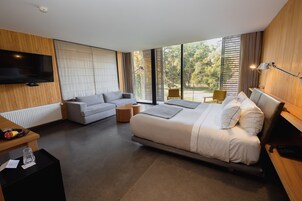 Ropa de cama de alta calidad y caja de seguridad en la habitación 