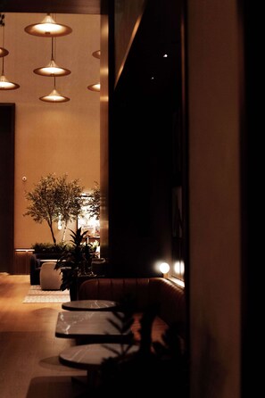 3 restauranter, frokost, lunsj og middag serveres, amerikanske retter