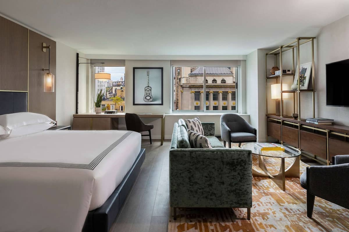 Cofres nos quartos, espaço de trabalho para notebook