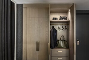 Safe på rommet, skrivebord for bærbar PC og strykejern/-brett