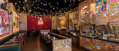 3 restaurantes, se sirven desayunos, comidas, cenas y cocina americana