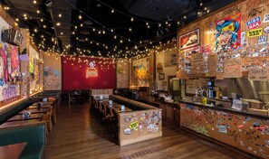 3 restauranter, frokost, lunsj og middag serveres, amerikanske retter