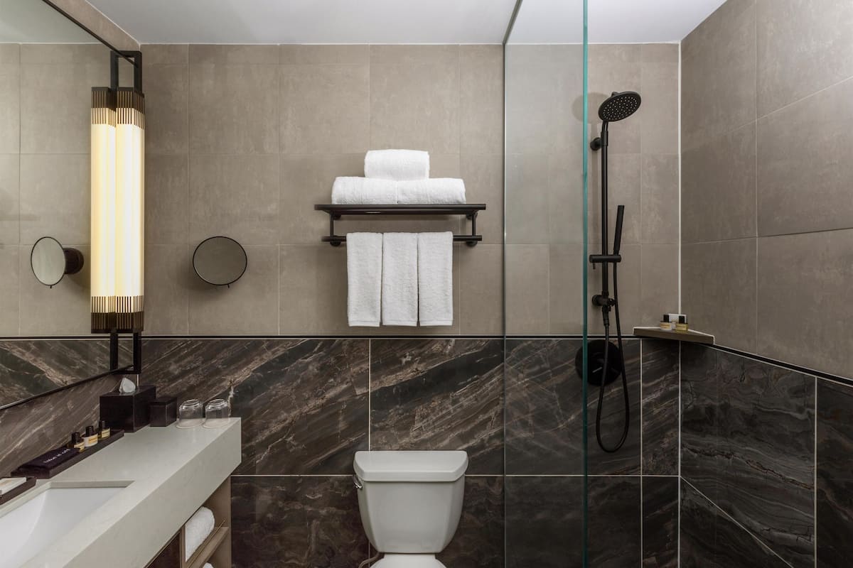 Amenidades de baño de diseñador, secadora de cabello, batas, toallas