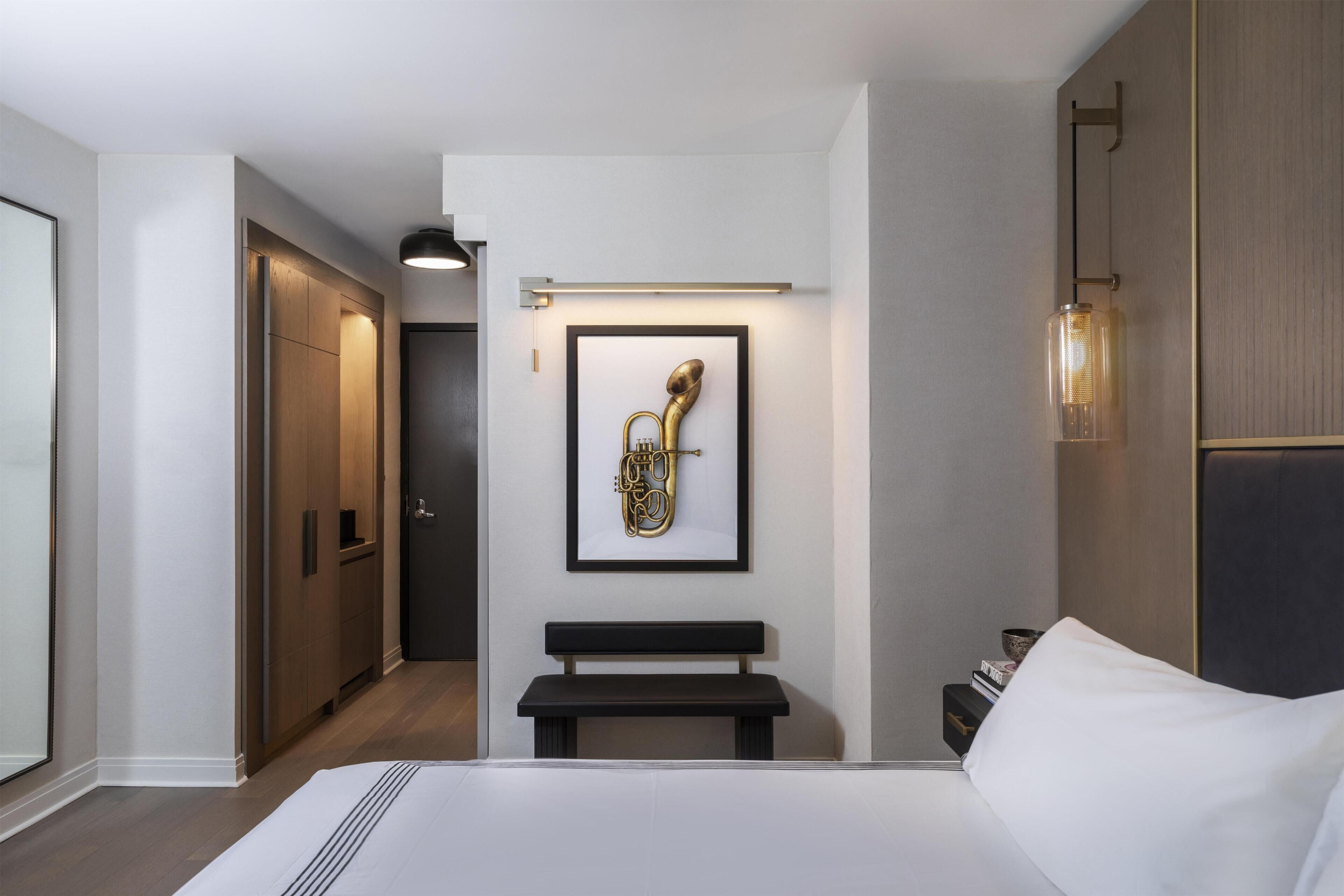 Rom, 1 kingsize-seng, tilgjengelighetstilpasset, badekar | Safe på rommet, skrivebord for bærbar PC og strykejern/-brett