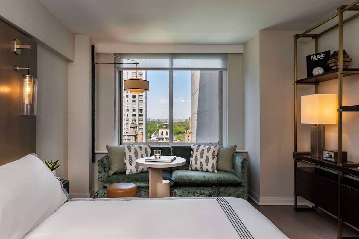 Room, 1 King Bed, Park View (High Floor Lounge) | 1 bedroom, in-room safe, laptop workspace, iron/ironing board