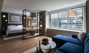 Suite estudio, 1 cama King size (High Floor, Lounge) | Caja de seguridad en la habitación y espacio para trabajar con laptop 