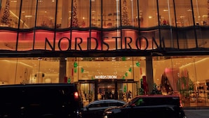Nordstrom-tavaratalo, jossa on moderni lasijulkisivu ja joulukoristeita.