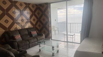 Deluxe Room | Living area | Flat-screen TV