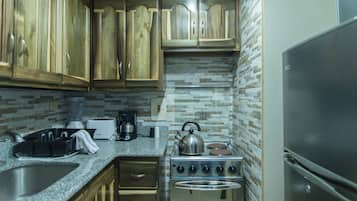 Studio Confort, cuisine, vue océan | Cuisine privée | Grand réfrigérateur, micro-ondes, four, plaque de cuisson