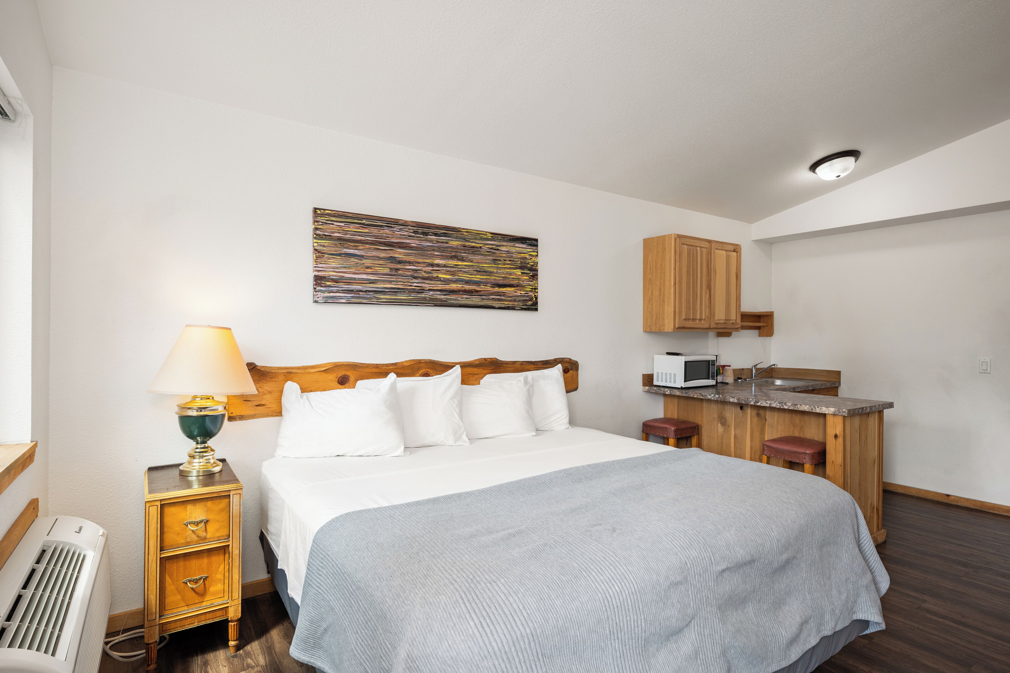 Deluxe Cabin, 1 King Bed, Kitchenette | Individually decorated, individually furnished, desk, iron/ironing board