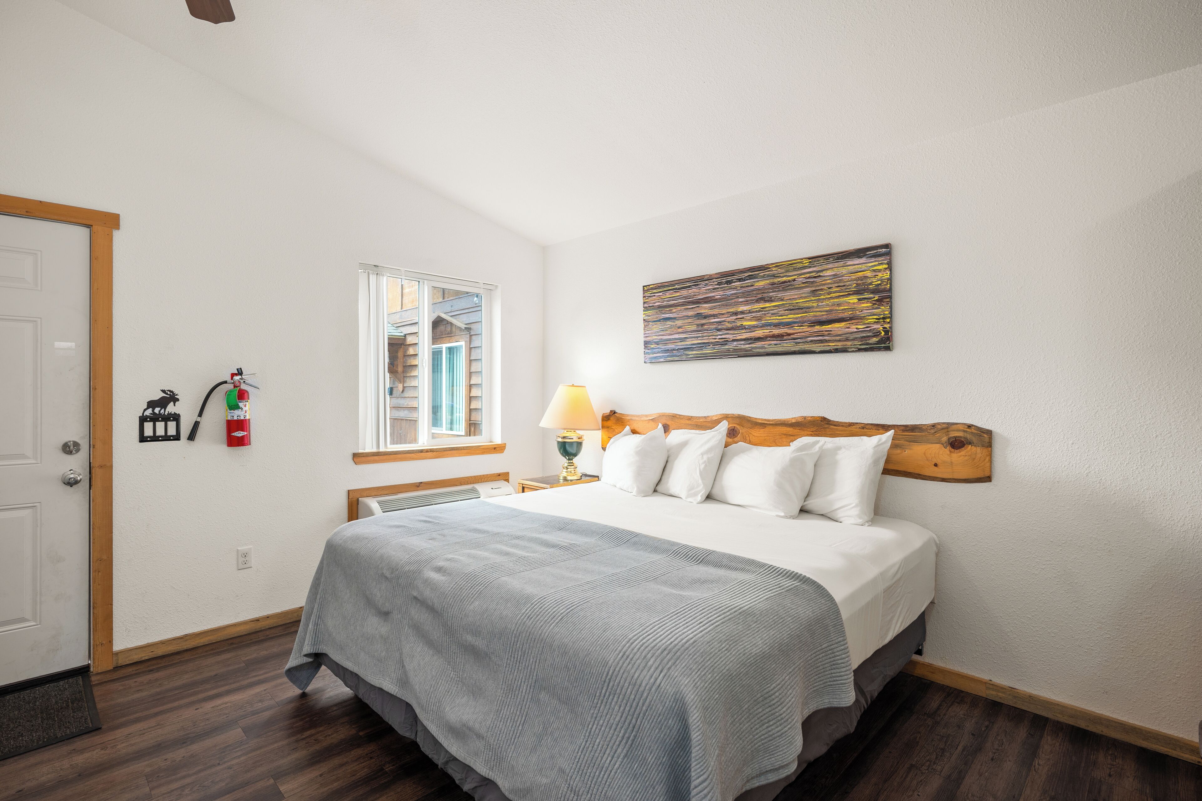 Deluxe Cabin, 1 King Bed, Kitchenette | Individually decorated, individually furnished, desk, iron/ironing board