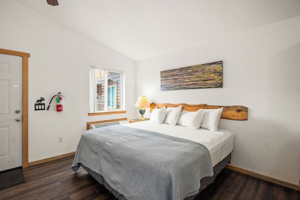 كابينة ديلوكس - سرير ملكي - بمطبخ مصغر | بديكورات فريدة لكل غرفة وطراز فريد لكل وحدة ومكتب ومكواة/لوح كي