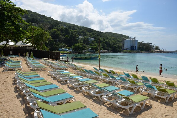 En la playa, arena blanca