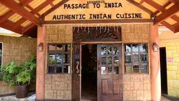 Melayani sarapan, makan siang, makan malam; sajian masakan India