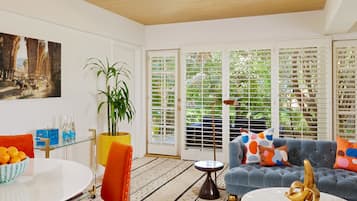 Suite (Garden) | Wohnbereich | 40-Zoll-LCD-Fernseher mit Kabelempfang, Fernseher