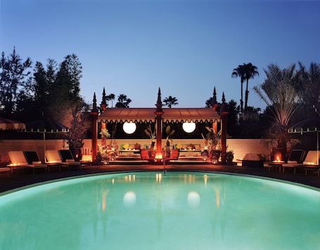 Una piscina techada, una piscina al aire libre