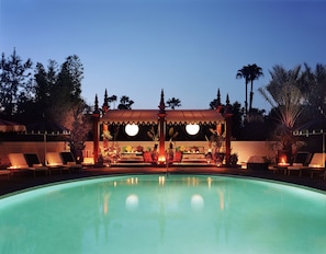 Kolam renang indoor dan kolam renang outdoor