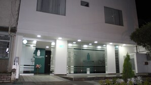 Mặt tiền nơi lưu trú - ban đêm