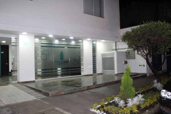 施設の正面 (日没後)