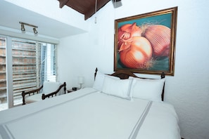 Deluxe Room, 1 King Bed (7) | Egyptian cotton sheets, memory foam beds, in-room safe, free WiFi - Hotel Casa Colonial (Managua)