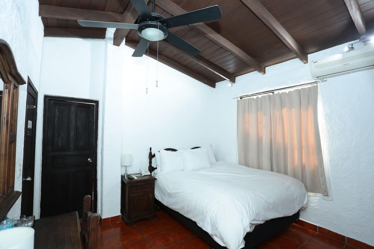 Habitación doble Deluxe, 1 cama King size | Sábanas de algodón egipcio y camas con efecto memoria