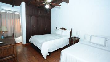 Habitación cuádruple Deluxe, 2 camas Queen size | Sábanas de algodón egipcio y camas con efecto memoria