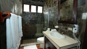 Douche, douche à « effet pluie », articles de toilette gratuits